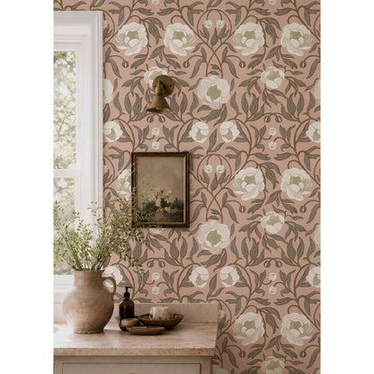 Summer Gray Peony Pink &amp; Brown bloemenbehang naast een raam, met een wandlamp en een kan met groene takken
