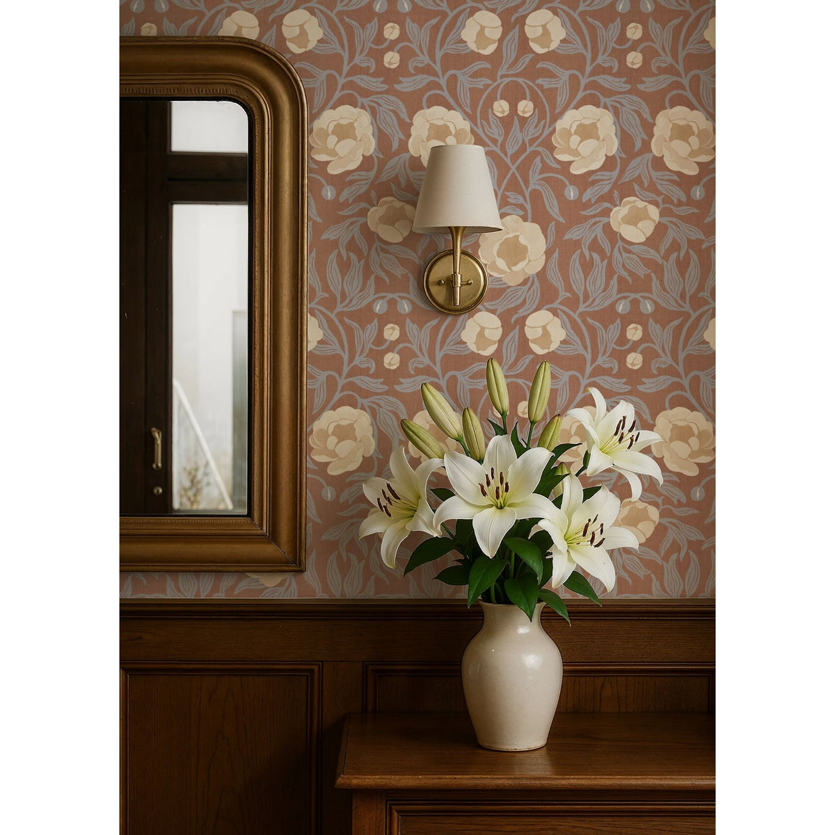 Peony Purple &amp; Brown behang van Summer Gray met bloemenpatroon toegepast in een landelijk interieur met romantische stijl