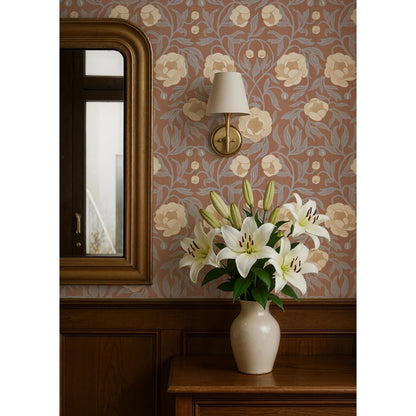 Peony Purple &amp; Brown behang van Summer Gray met bloemenpatroon toegepast in een landelijk interieur met romantische stijl