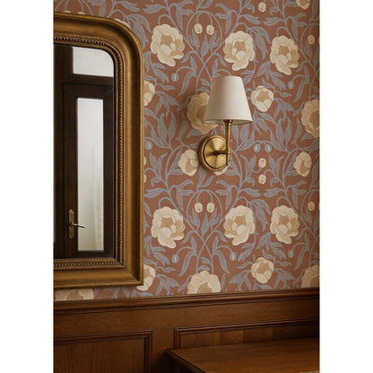 Interieur met Peony Purple &amp; Brown bloemenbehang van Summer Gray in landelijke romantische stijl, met houten lambrisering en goudkleurige spiegel.