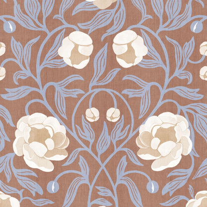 Peony Purple &amp; Brown bloemenbehang van Summer Gray met crèmekleurige pioenrozen en lichtpaarse bladeren op een bruine achtergrond.
