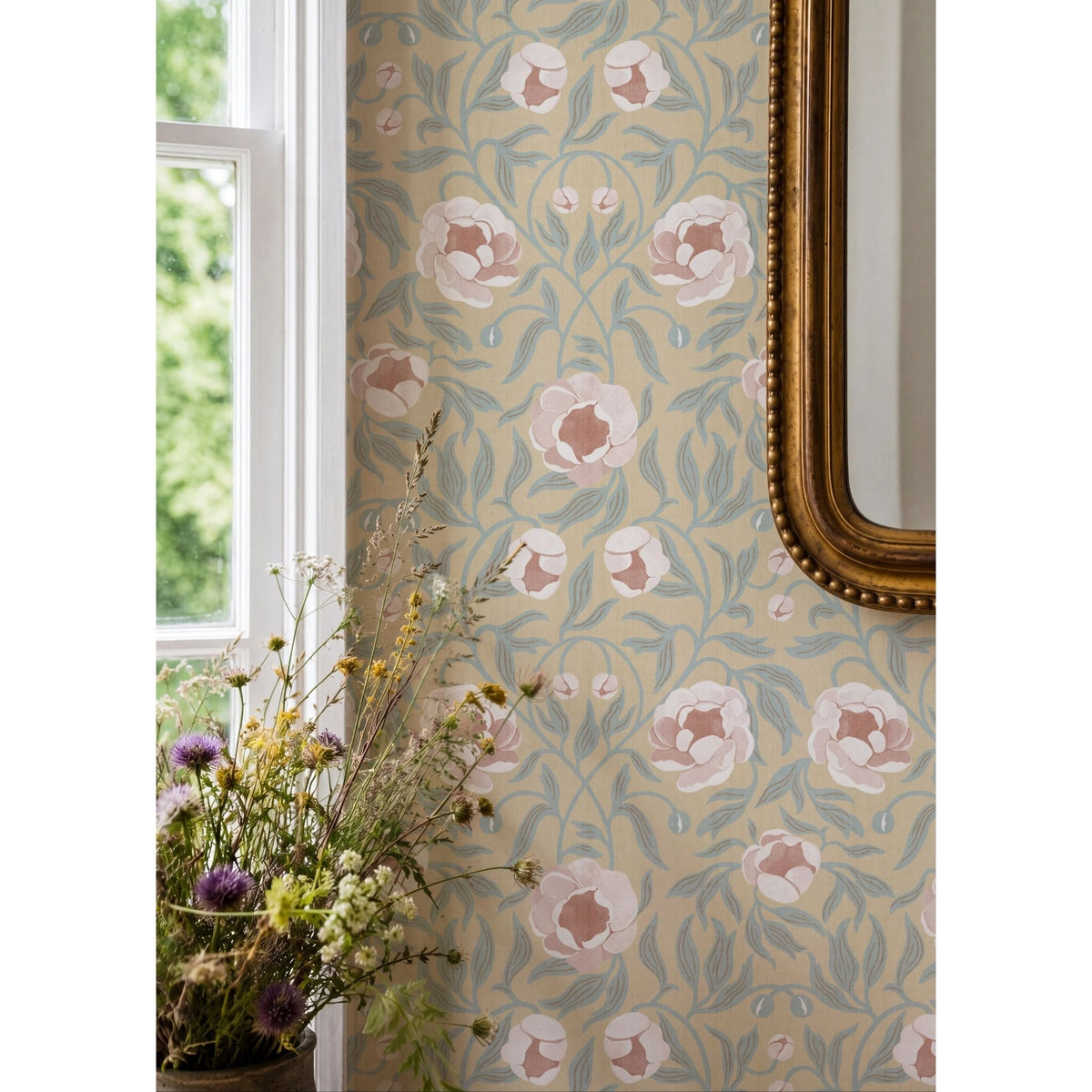 Peony Yellow &amp; Green behang van Summer Gray naast een raam en gouden spiegel, met roze bloemen en groen blad