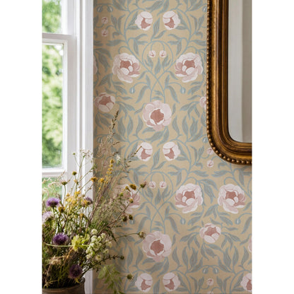 Peony Yellow &amp; Green behang van Summer Gray naast een raam en gouden spiegel, met roze bloemen en groen blad