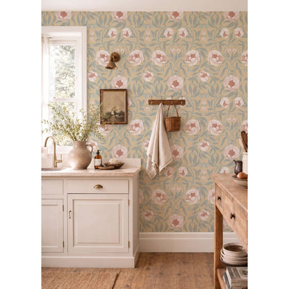 Summer Gray Peony Yellow &amp; Green bloemenbehang in een keuken met witte kastjes en houten meubels