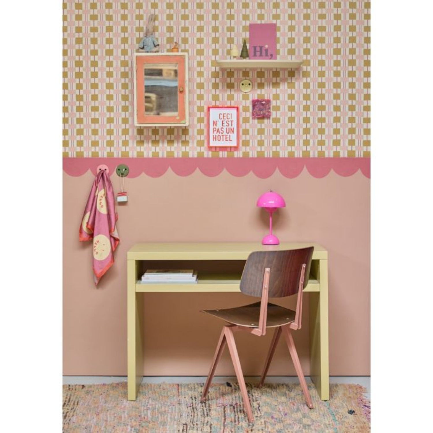 Behangrand Wieber als detail boven lambrisering in de kinderkamer – muurdecoratie kinderkamer met golvend patroon