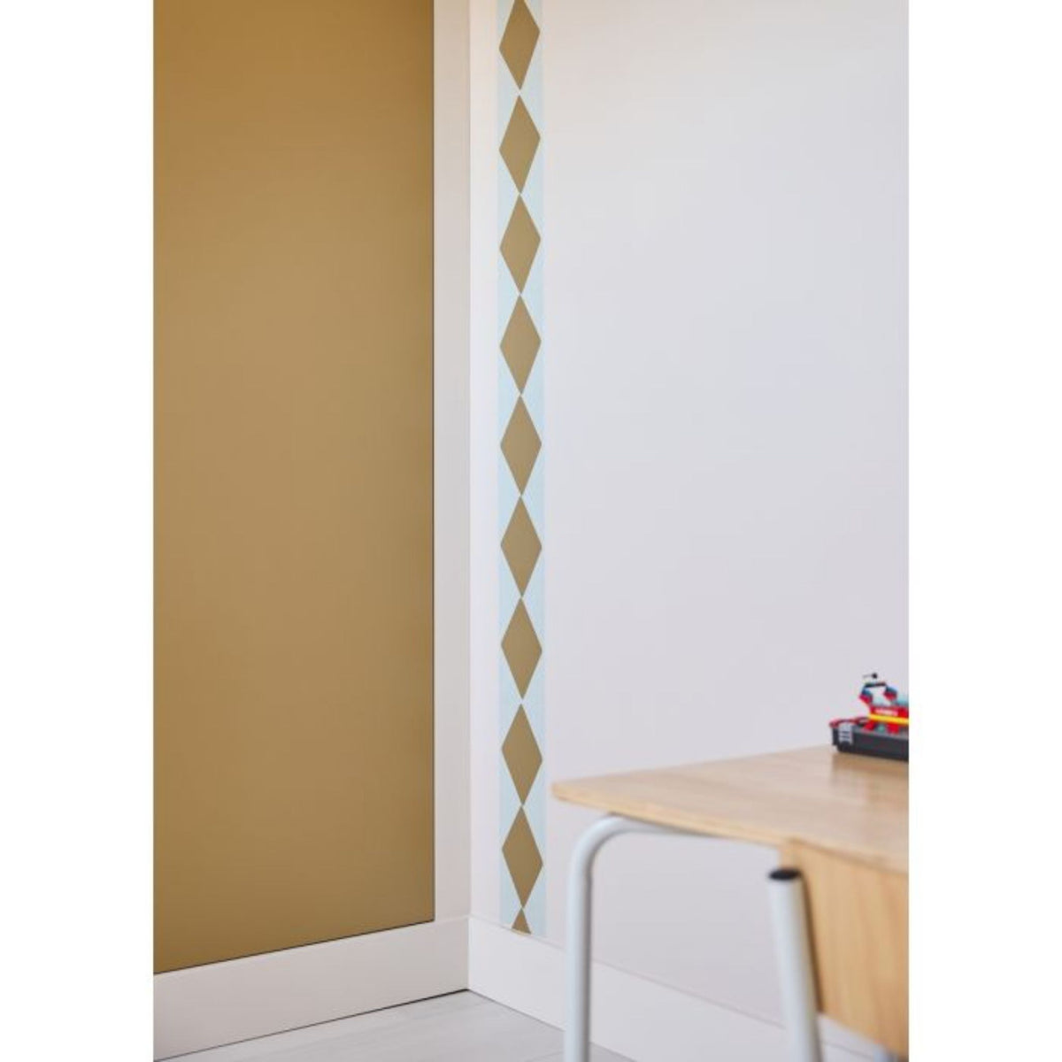 Behangrand Wieber van Bibelotte in een stijlvol interieur van een kinderkamer