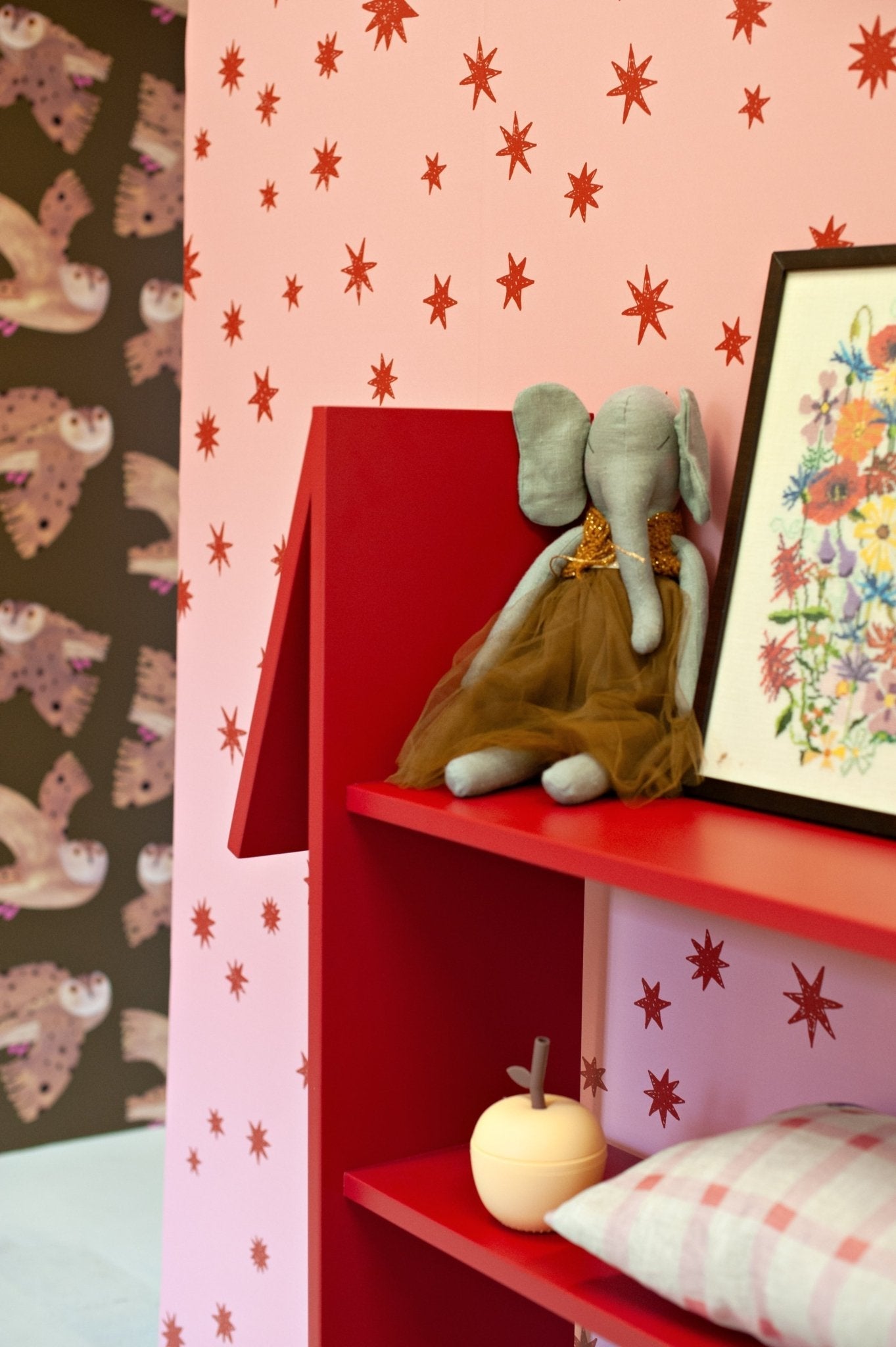 Roze kinderkamer behang met sterren – Starry Night Pink meisjeskamer styling | Meet Me at the Wall