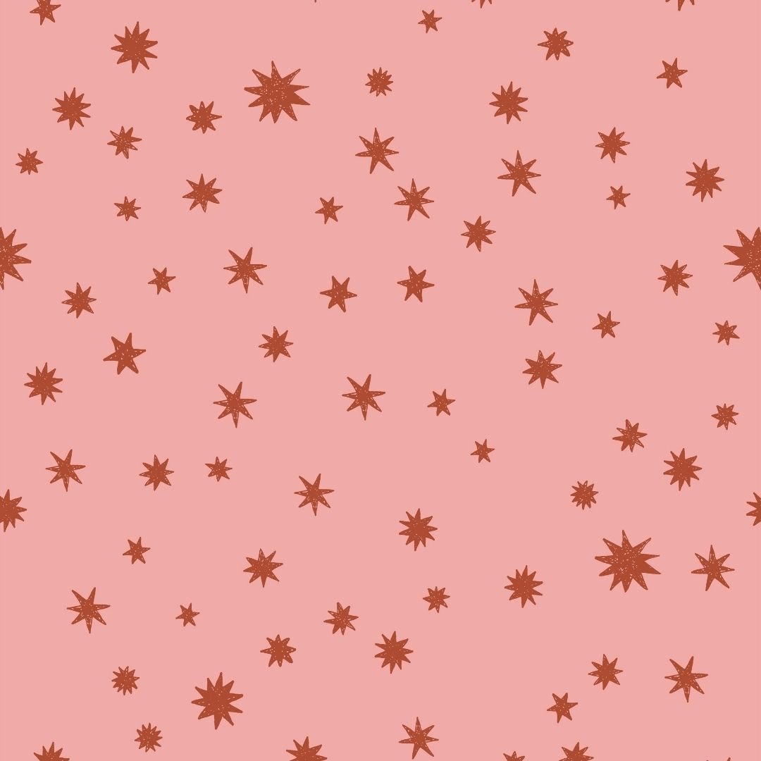 Starry Night Pink behang – roze achtergrond met brique rode sterren | Joëlle Wehkamp x Meet Me at the Wall