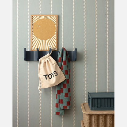 Jongenskamer ingericht met mistblauw lintjes behang Noa van Studio Ditte
