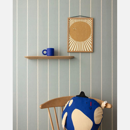 Kinderkamer inrichting met blauw lintjesbehang Noa van Studio Ditte aan de muur