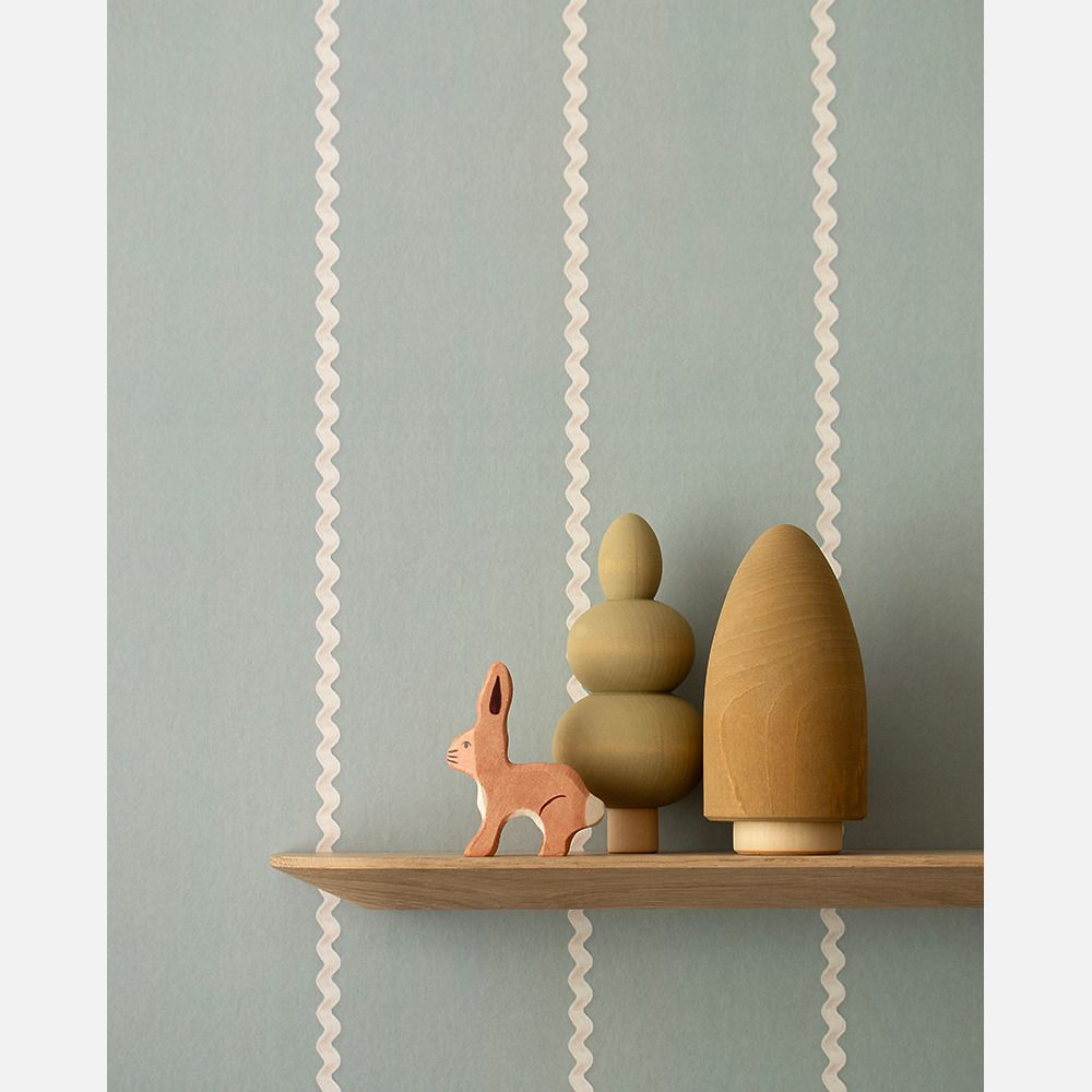Gestylede kinderkamer met lintjes behang Noa in mistblauw van Studio Ditte