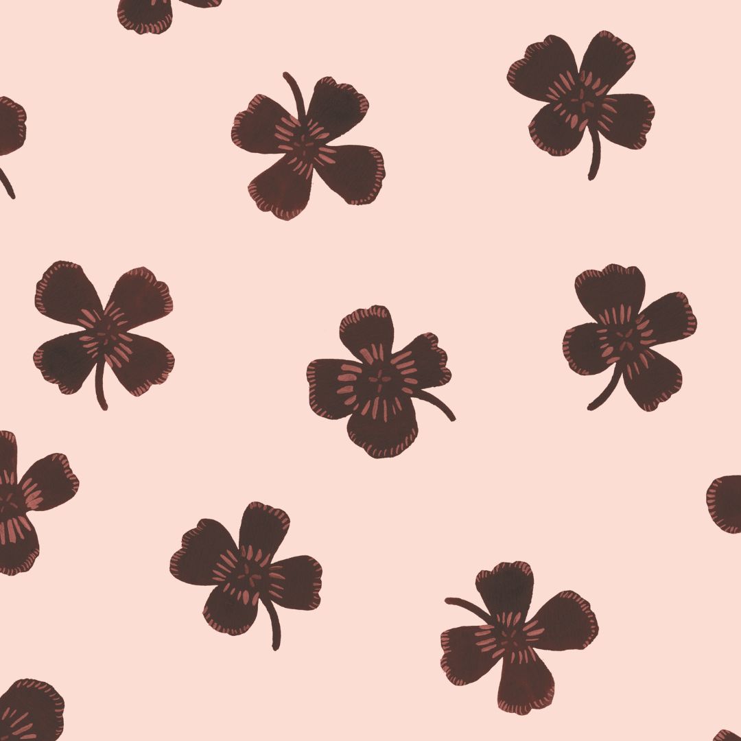 Botanisch kinderkamer behang met klavertjes in roze en bruine tinten – klaverpatroon detail