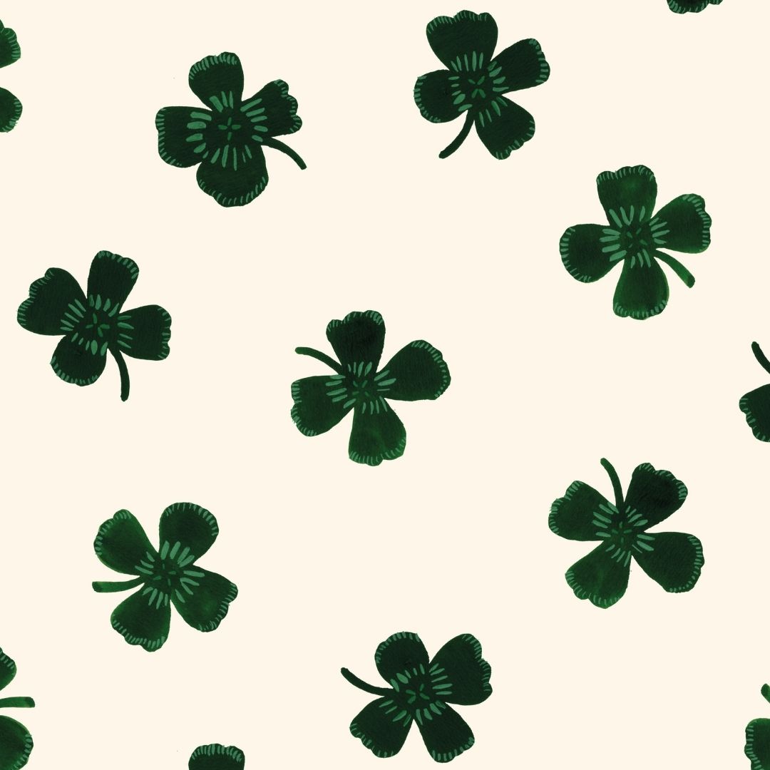 Botanisch kinderkamer behang met klavertjes in frisse groentinten – Lucky Clover Green patroon detail