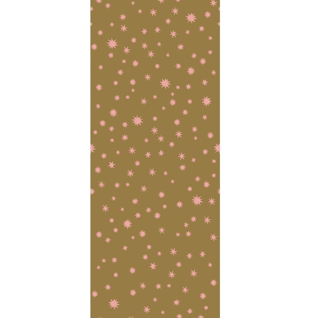 Sfeerimpressie Starry Night Kaki kinderkamer behang – stoere kaki kleur met handgetekende roze sterren van Joëlle Wehkamp