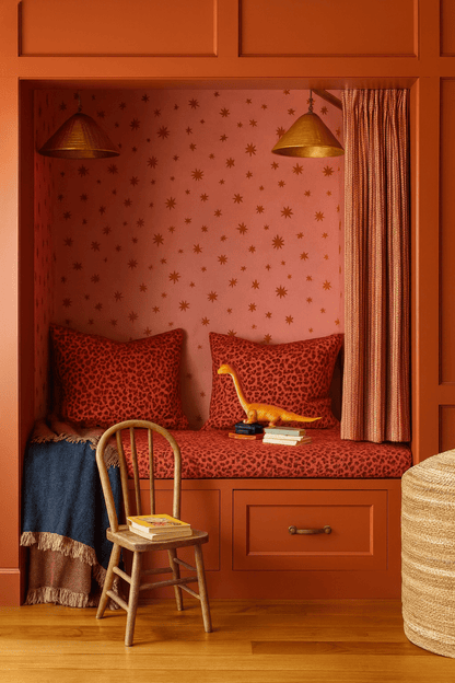 Kinderbehang Starry Night Pink in kinderkamer met bedstee – roze muurdecoratie met sterren | Meet Me at the Wall