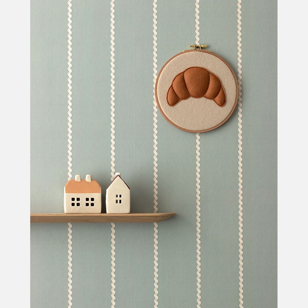 Muurdecoratie in een kinderkamer met mistblauw lintjes behang Noa van Studio Ditte
