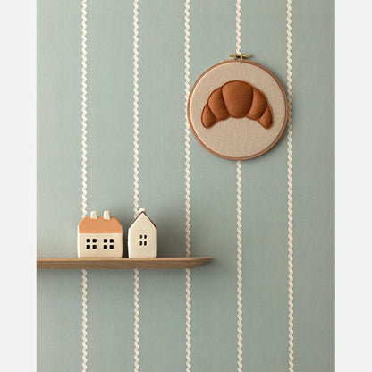 Muurdecoratie in een kinderkamer met mistblauw lintjes behang Noa van Studio Ditte