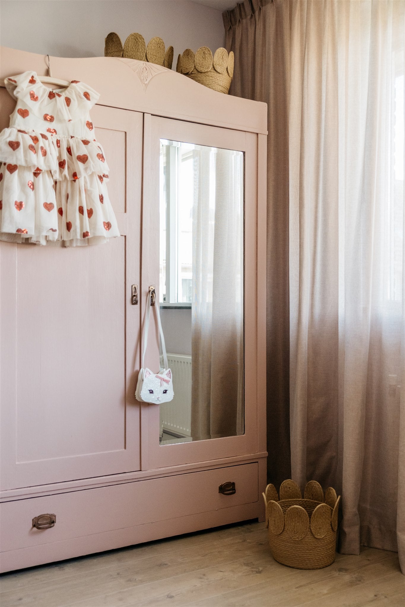 Verfkleur roze op vintage kast
