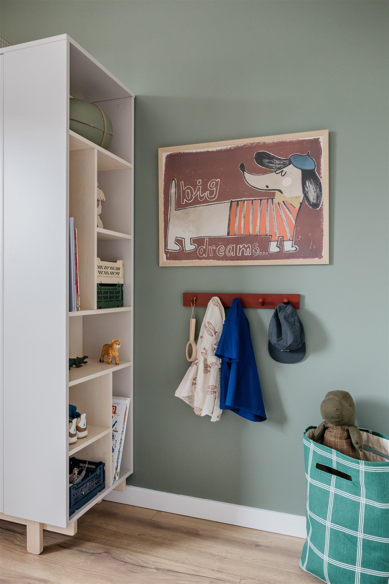 Groene verfkleur op wand in kinderkamer