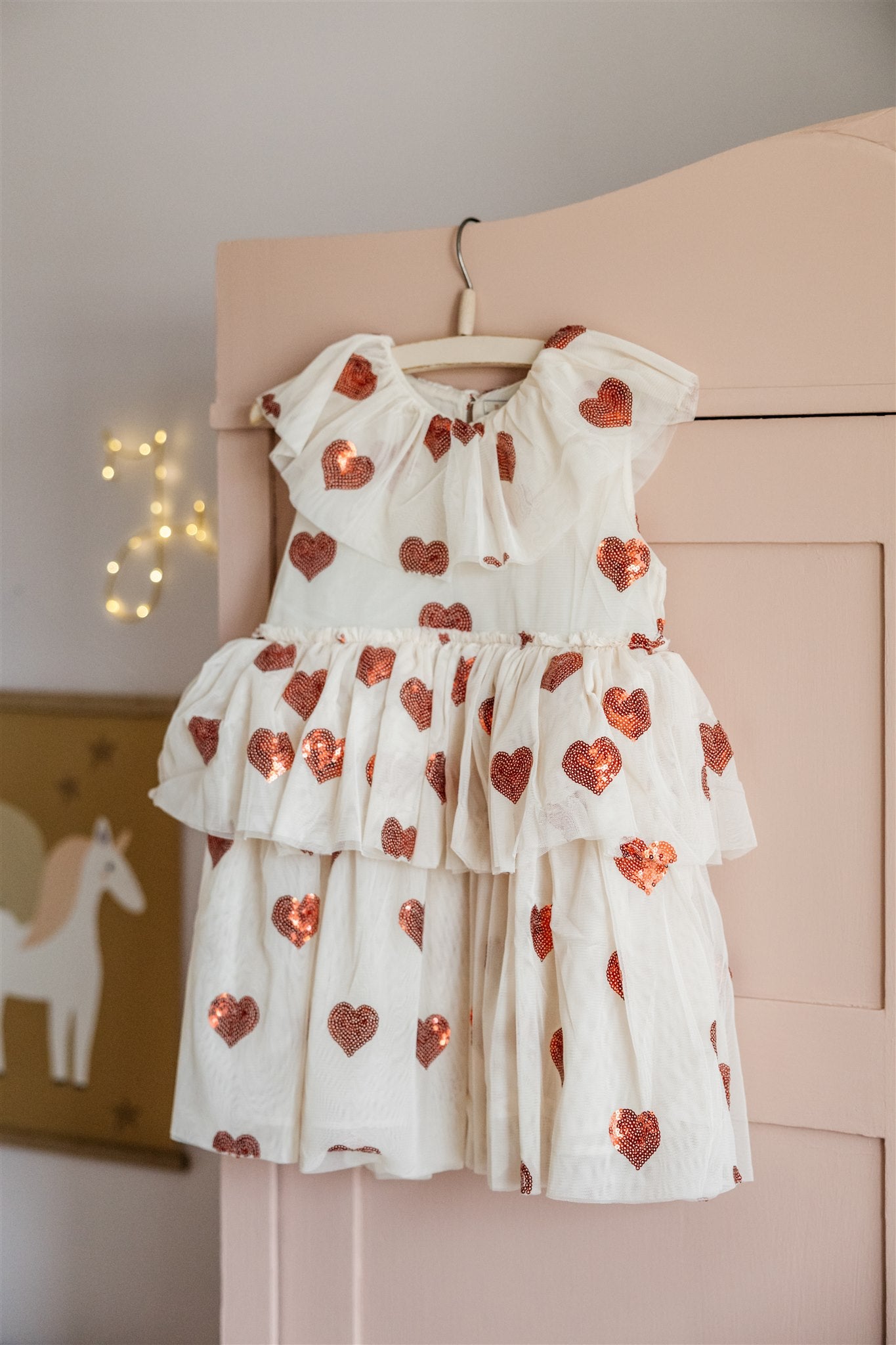 Roze verfkleur Rosie op vintage kast