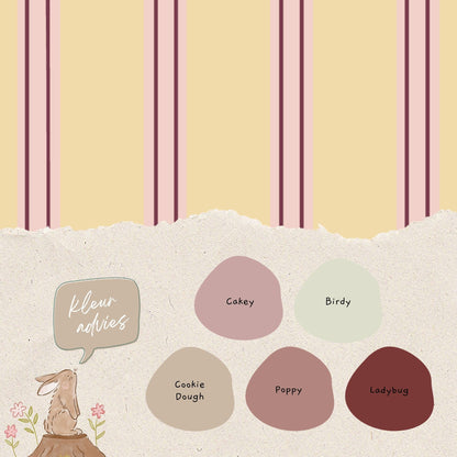 Advies voor verfkleuren bij behang Juna Boter van Bibelotte met brede strepen in zachte butter yellow, roze en bordeaux