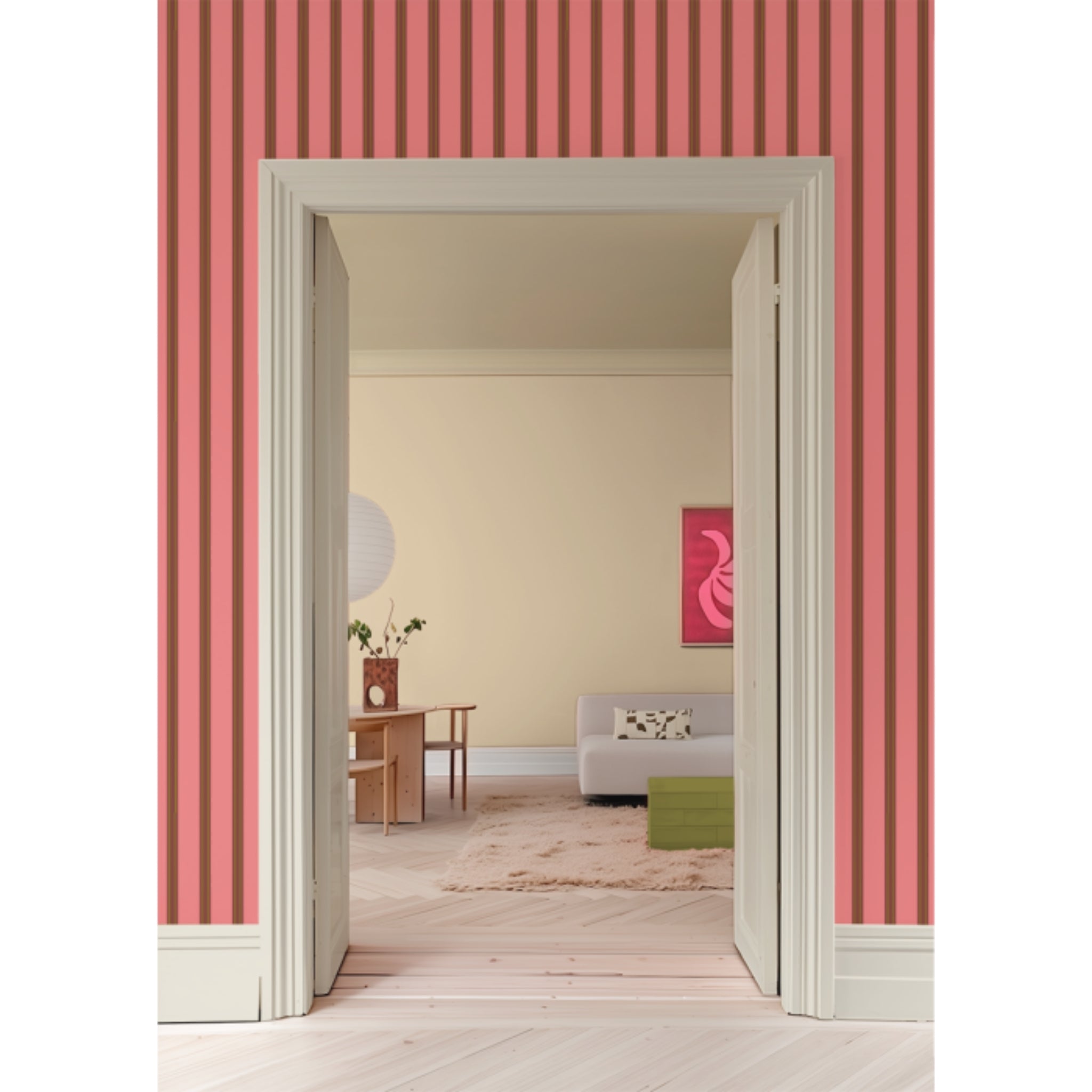 Behang Juna Maple van Bibelotte in een sfeervolle woonkamer met warm roze streeppatroon
