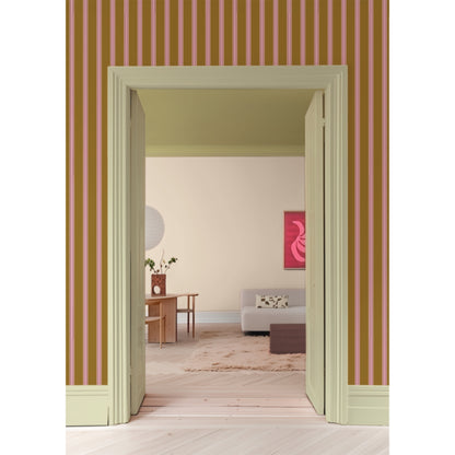 Behang Juna Mellow van Bibelotte in een sfeervolle kinderkamer of woonkamer met olijfgroen streeppatroon