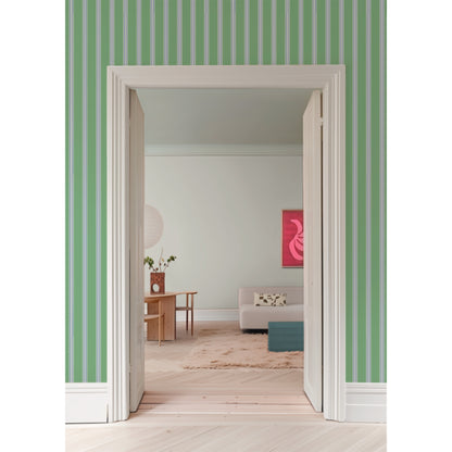Behang Juna Twiggy van Bibelotte in een sfeervolle babykamer of kinderkamer met saliegroen streeppatroon