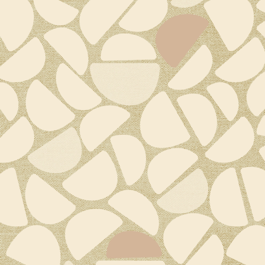 Print detail van Pebble Beige behang met organische vormen en zachte beige- en zandtinten