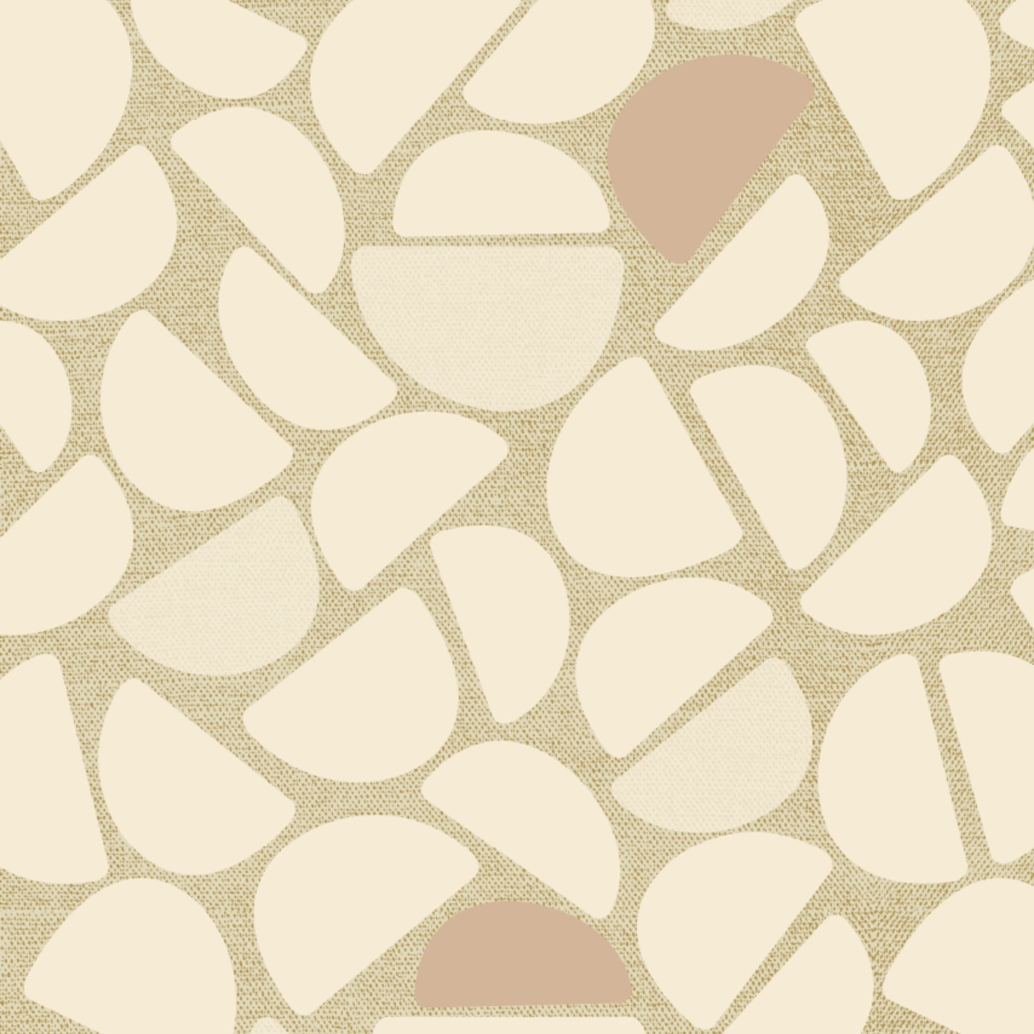 Print detail van Pebble Beige behang met organische vormen en zachte beige- en zandtinten