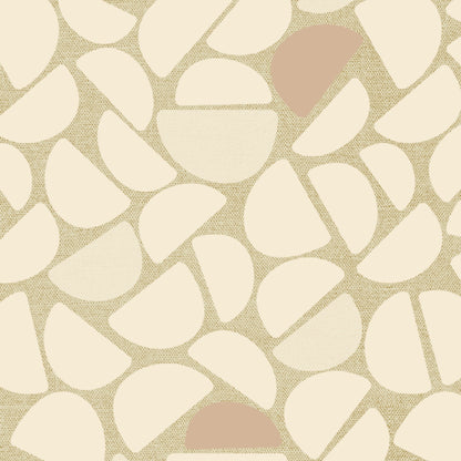 Print detail van Pebble Beige behang met organische vormen en zachte beige- en zandtinten