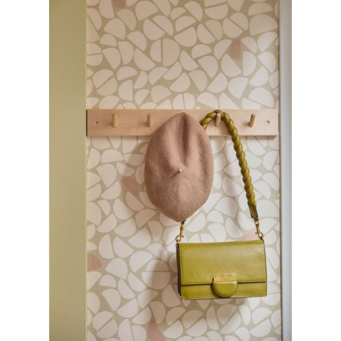 Pebble Beige behang van Bibelotte in een sfeervolle interieuromgeving – kinderkamer of woonkamer