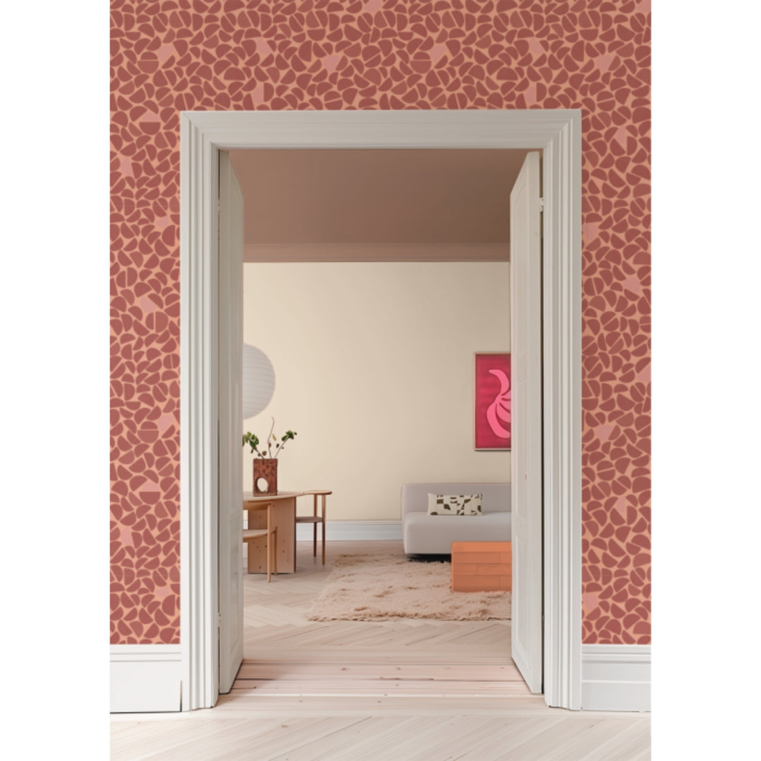 Interieur: Pebble Bordeaux behang van Bibelotte in een sfeervolle interieuromgeving – kinderkamer of woonkamer