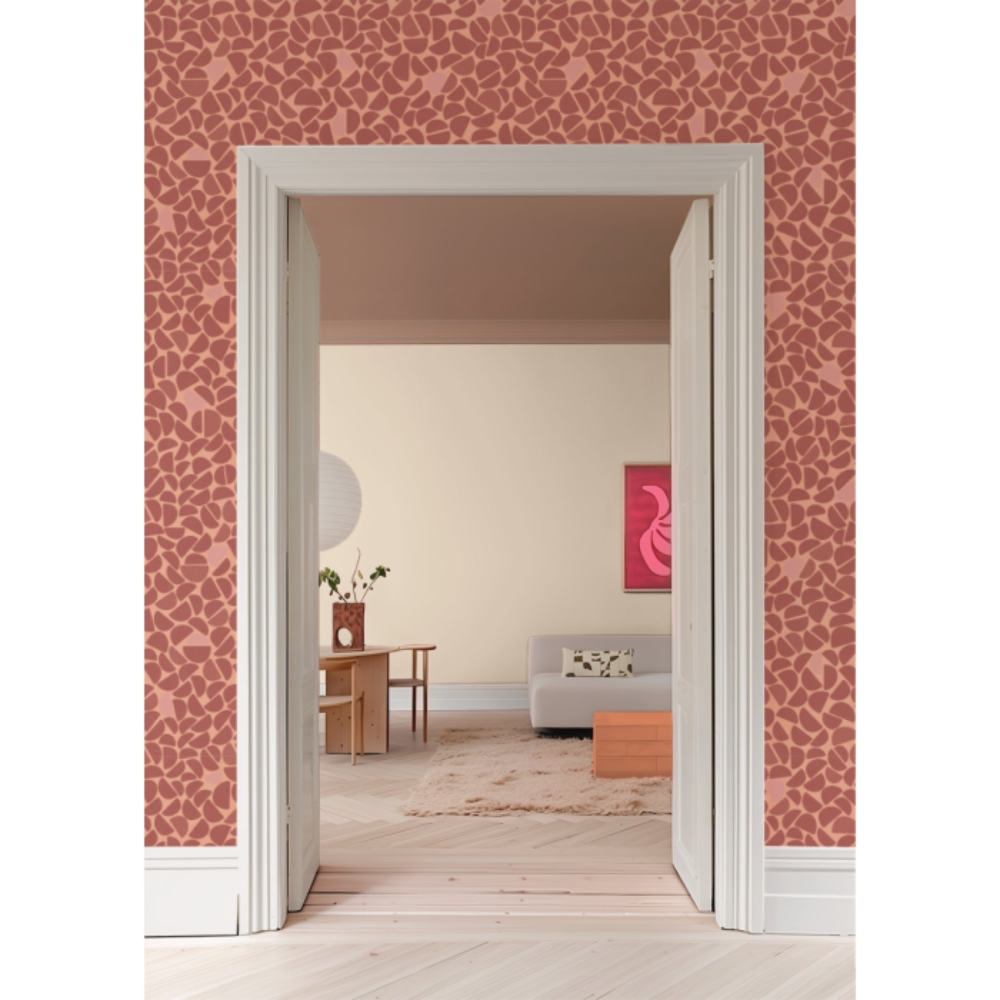 Interieur: Pebble Bordeaux behang van Bibelotte in een sfeervolle interieuromgeving – kinderkamer of woonkamer