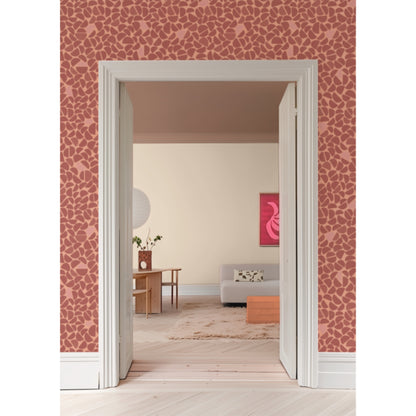 Interieur: Pebble Bordeaux behang van Bibelotte in een sfeervolle interieuromgeving – kinderkamer of woonkamer