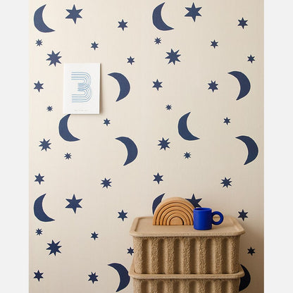 Sterren en manen behang nacht blauw op crème  | Studio Ditte
