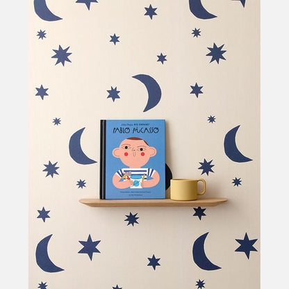 Sterren en manen behang nacht blauw op crème  | Studio Ditte