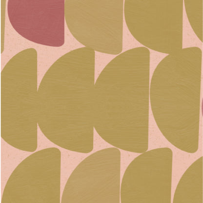 Behang Stone Oker Bibelotte print detail – organische vormen met warme okertinten en bordeauxaccenten
