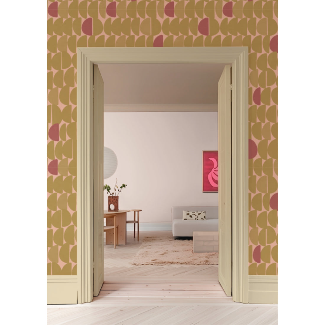 Behang Stone Oker Bibelotte interieur – warme okertinten in de woonkamer