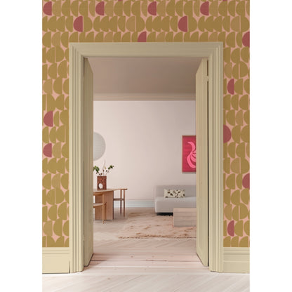 Behang Stone Oker Bibelotte interieur – warme okertinten in de woonkamer