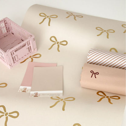 Strikjes behang creme roze &amp; mat goud | Studio Ditte