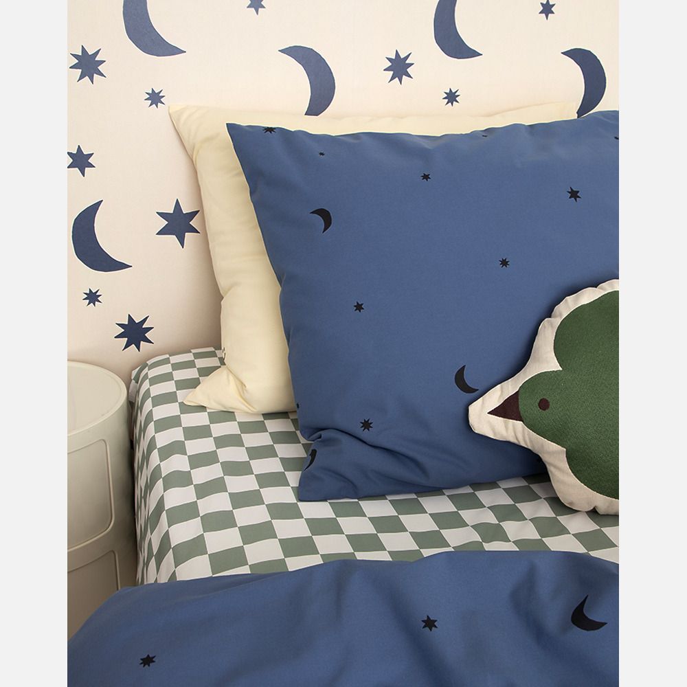 Sterren en manen behang nacht blauw op crème  | Studio Ditte