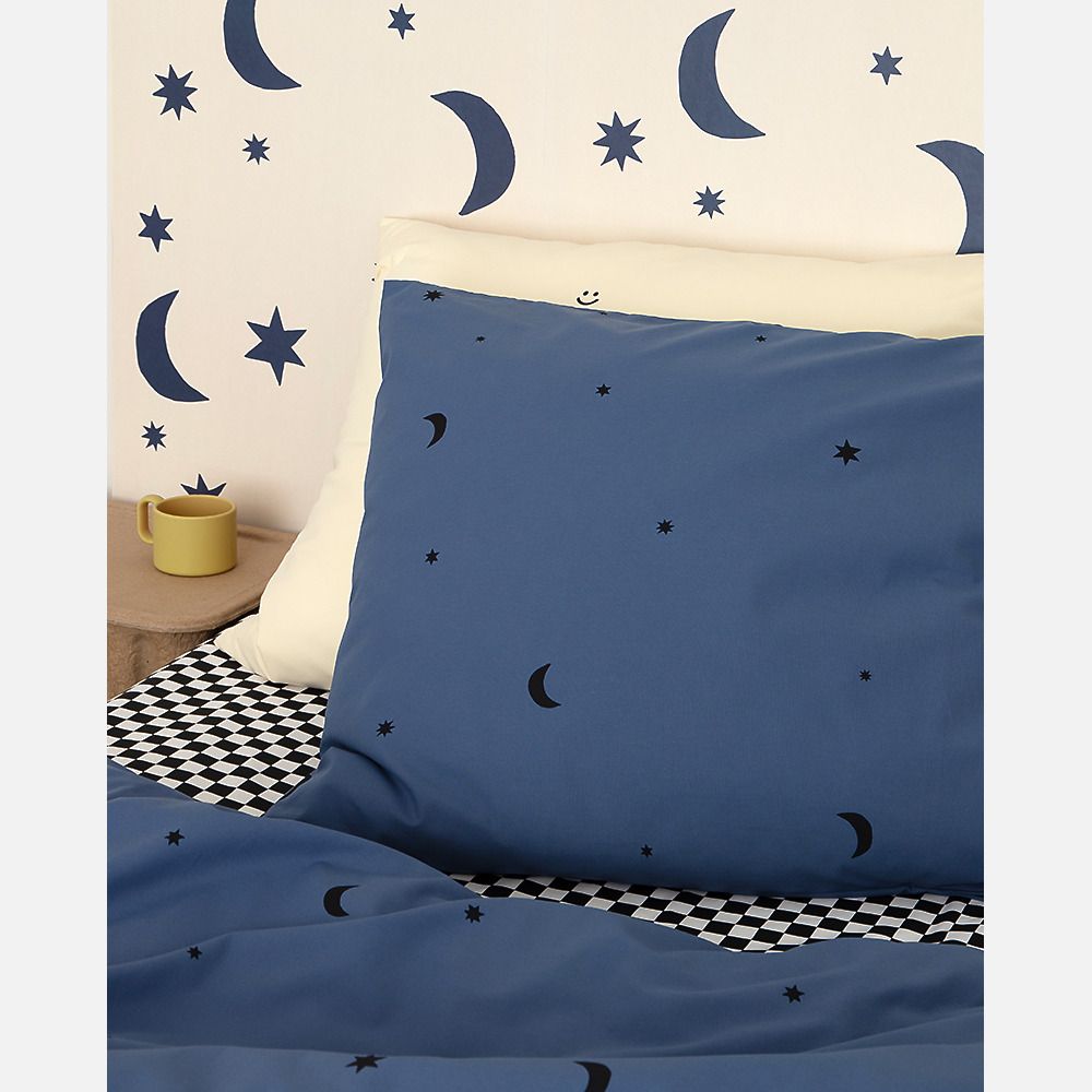 Sterren en manen behang nacht blauw op crème  | Studio Ditte