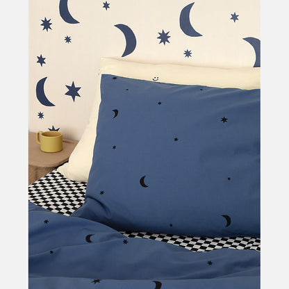 Sterren en manen behang nacht blauw op crème  | Studio Ditte