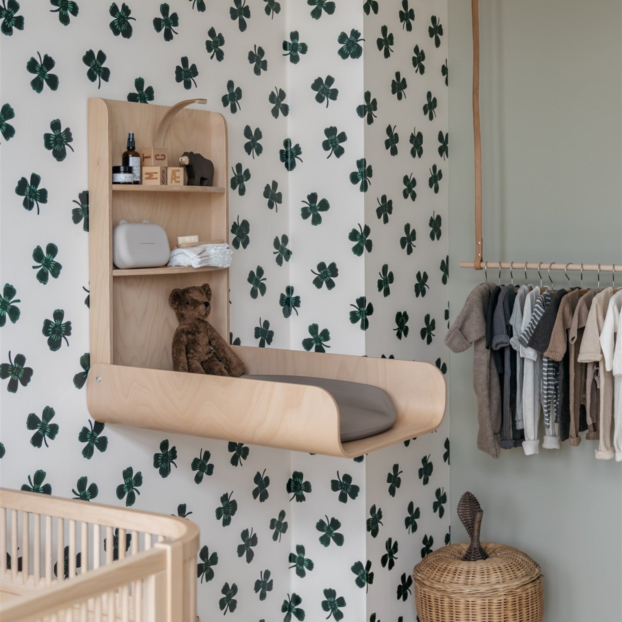 Kinderkamer inspiratie met botanisch behang in groen en klaverpatroon gecombineerd met neutrale tinten